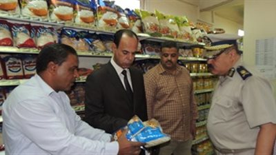 الداخلية تشن حملاتها التموينية لمتابعة حركة الأسواق وضبط المتلاعبين بالسلع الغذائية 