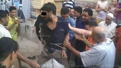 أهالي قرية بدمياط يعاقبون لصًا على ظهر حمار مقلوب .. والأطفال يزفونه في الشوارع  (صور)