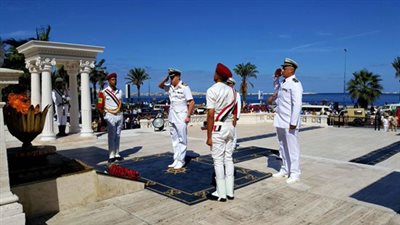 بارجة بريطانية تصل 