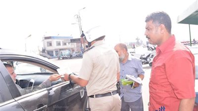 محافظ الشرقية يوقف سيارة ملاكي تسير عكس الاتجاه (صور)