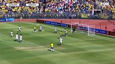 بالفيديو.. مهاجم صن داونز يهدر فرصة هدفا أمام الزمالك | نهائي أفريقيا