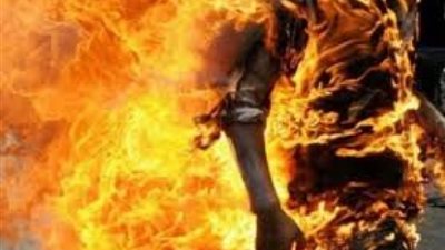 مواطن يشعل النار في جسده على كورنيش الإسكندرية وشهود: كان يشكي من غلاء المعيشة