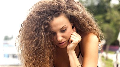 ١٣ نصيحة ووصفة طبيعية لفرد الشعر المجعد أو الكيرلي