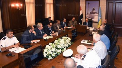 محافظ الإسكندرية يعقد اجتماع موسع لحل مشكلة المرور ويستعرض المشاريع المقترحة (صور) 