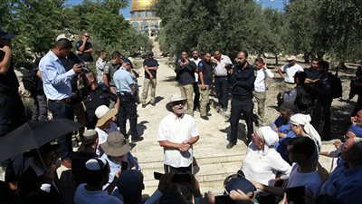 عشرات المستوطنين اليهود يقتحمون باحات المسجد الأقصى