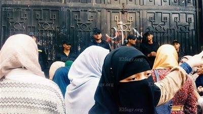 طلاب التمريض يتظاهرون أمام 