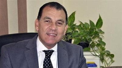 حاتم باشات: رفض علم 