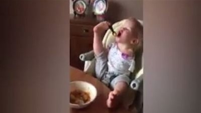 طفلة بدون يدين تحاول الأكل بقدميها تشعل مواقع التواصل (فيديو)