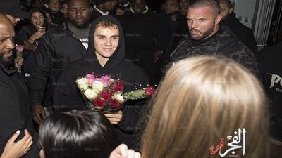 جاستن بيبر يوزع ورودًا على معجباته في لندن ..(ًصور)