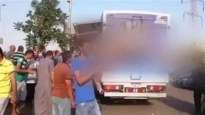 ازدحام على سيارة توزع منشطات جنسية في وضح النهار بمصر (صور)