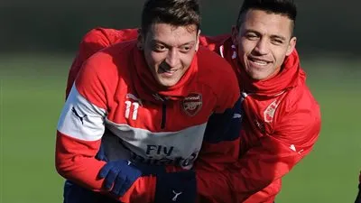 فينجر يتمنى تمديد عقدي أوزيل وسانشيز مع أرسنال