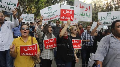 وقفة احتجاجية أمام حزب الوفد للمطالبة برحيل البدوى (صور)