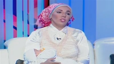 شاهد.. نائبة برلمانية برفقة رضيعتها في 