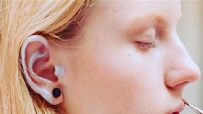 مكياج الأذن.. أغرب صيحات الموضة في عالم الجمال (صور)