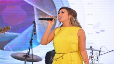 جنات تفتتح أولى فقرات حفل إطلاق أحد الهواتف الجديدة بحضور نجوم الفن و الرياضة