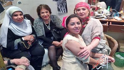 سميحة أيوب ومديحة حمدي تشجعان ابنة رغدة من خلال 
