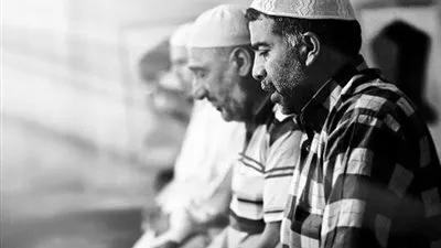 حكم صلاة المأمومين قياماً خلف من يصلي قاعداً    