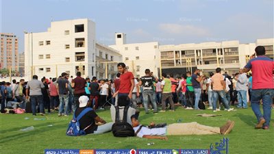 بالفيديو.. جماهير الزمالك تحاصر مرتضي منصور في أرض الملعب