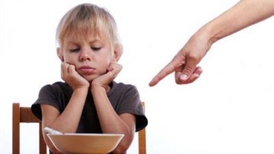 إجبار الأطفال على إكمال طعامهم يؤدي إلى السمنة