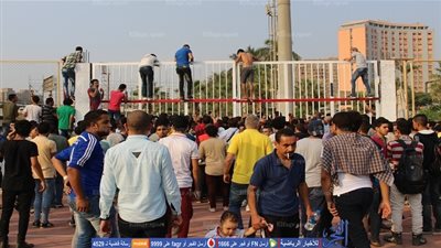 بالصور .. جماهير الزمالك داخل مقر النادي للحصول على تذاكر النهائي