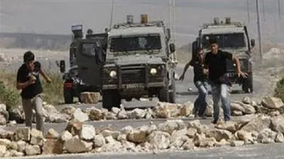قوات الإحتلال تقتل فلسطينياً بعد إلقاءه الحجارة على بعض الجنود