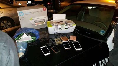 الدوريات السرية بخميس مشيط تطيح بمقيمين يزوّران العملة