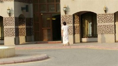 موظف يحضر إلى مكان العمل بـ