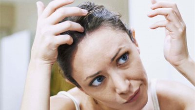 تعرفي على فوائد تقشير فروة الرأس في الشتاء