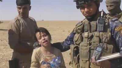 طفلة تُلهب مشاعر الجنود العراقيين أثناء معركة تحرير الموصل (فيديو)