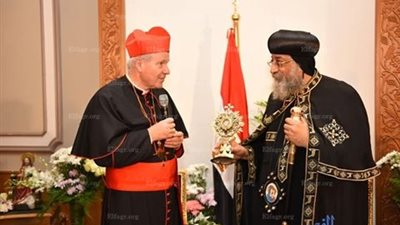 البابا تواضروس والكاردينال شونبورن يتبادلان الهدايا التذكرية (صور) 