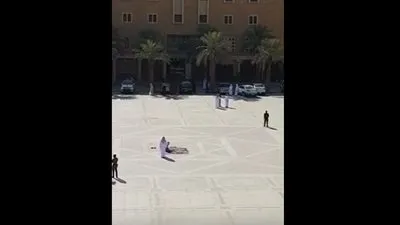 شاهد.. رد فعل قاتل بعد العفو عنه في ساحة القتال