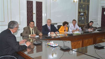 محافظ المنيا يبحث مع وفد مفوضية 