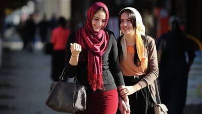 محكمة سويسرية تُدين رب عمل طرد عاملة مسلمة بسبب الحجاب