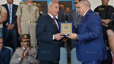 رئيس أركان الجيش الثالث ومدير الأمن يهديان الدروع لمحافظ السويس (صور)