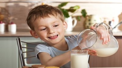 ما هي كمية الحليب التي يحتاجها طفلك في اليوم ؟