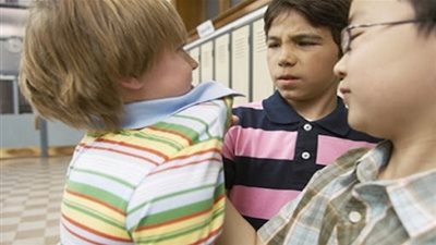4 نصائِح حول دعم الطفل حينما يتعرّض للمضايقات من أصدقائه في المدرسة!