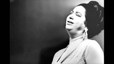 أم كلثوم تغني من أجل المجهود الحربي