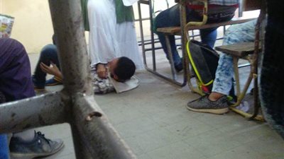 إخصائية نفسية تضع قدمها على رقبة طالب.. ووالدته لـ وزير التعليم: 