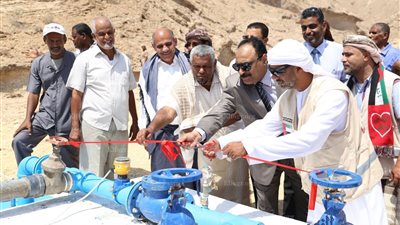 هيئة الهلال الأحمر الإماراتية تدشن تشغيل 5 آبار جديدة بالمكلا (صور)