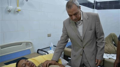 محافظ قنا يتفقد مصابي حادث تصادم سيارة شرطة بـ