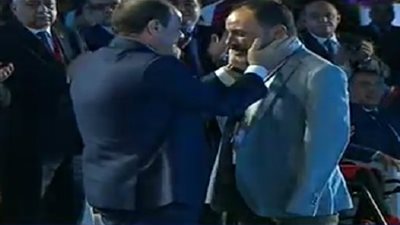 الرئيس يصافح إبراهيم حمدتو‎ ويقبل رأسه