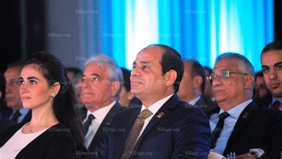 الفتاة التي ظهرت بجوار 