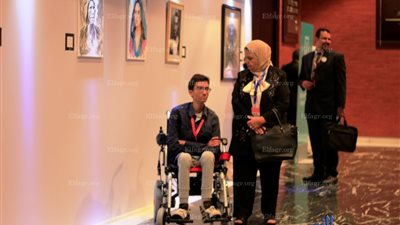 شاب معاق يعرض لوحاته الفنية بالمؤتمر الوطني الأول للشباب  (صور) 