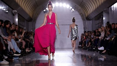 روسيا تحول محطة مترو أنفاق إلى منصة لعرض أزياء (صور)