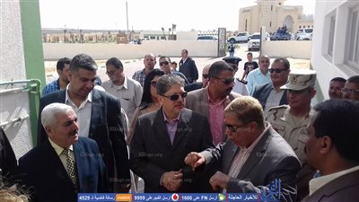 محافظ الإسماعيلية يوزع الأشجار المثمرة على الخريجين بقرية الأمل (صور)