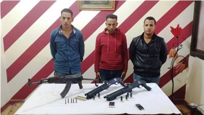 ضبط بندقيتين وسلاح آلي وطلقات نارية بحوزة 3 عاطلين ببني سويف 
