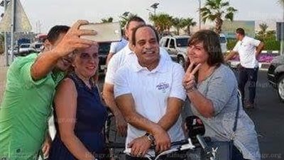 سياح يلتقطون 