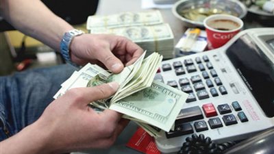 كابوس ارتفاع الدولار يؤرق المصريين.. واقتصاديون يكشفون: تابعات كارثية إذا وصل سعره لـ 20 جنيه