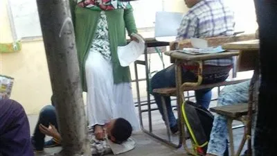 مدرسة مصرية تعاقب تلميذ بوضع قدمها فوق رقبته!