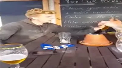 ماذا حدث لشاب حاول استعرض قوته أمام زملائه (فيديو)